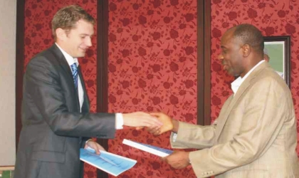 oct090901 Rivers State Governor, Rt. Hon. Chibuike Rotimi Amaechi (right) in a handshake with Mr Alexander Polyakov, the Russian Ambassador to Nigeria during the signing of Memorandum of Understanding between Rivers State Government and the Russian Government in Port Harcourt, yesterday.