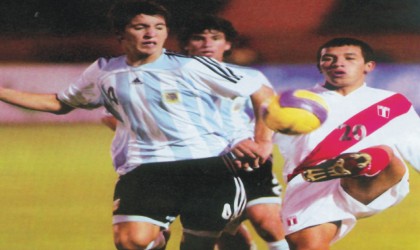 The Argentine U-17 Team against Peru during the South America qualifiers