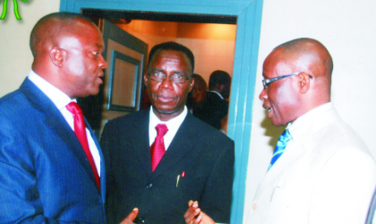 Pro-Chancellor of University of Port Harcourt, Dr Sam Shere (left) exchanging views with National President of UNIPORT Alumni Association, Mr Samuel Iyoyo (right) and Vice Chancellor of the institution, Prof Don Baridam, during the 2009 Annual Lecture/Dinner/Award of the Rivers chapter of the alumni, at Hotel Presidential, Port Harcourt, last Friday. Photo: Chris Monyanaga.