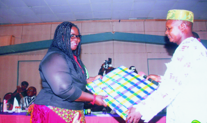 National Vice President, Zone F of NUJ, Mr Pius Ede (right) presenting an award of Worthy Citizen to Rivers State Governor, Rt. Hon.Chibuike Amaechi, represented by State Information Commissioner, Mrs Ibim Semenitari, during the Buffet/Award Nite of the NUJ, Rivers Council, at Hotel Presidential, last Friday. Photo: Chris Monyanaga.