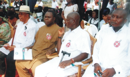 Deputy Speaker, Rivers State House of Assembly, Hon Dumnamene Deeko (right), former Board Chairman, Rivers State Newspaper Corporation, Sir Isaiah Choko (2nd left) and other guests at the Wreath Laying event marking this year’s Armed Forces Remembrance Day Celebration, at Isaac Boro Park, Port Harcourt, last Friday.   Photo: Chris Monyanga