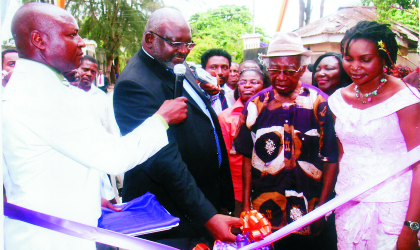 21041001 Former Nigerian Bar Association, National President, Chief O.C.J Okocha,(SAN) (2nd left), cutting the tape during the opening ceremony of the Library Port (Reading Bridges Magazine).With him are Dr Gabriel Okara, former Commissioner for Information in old Rivers State (3rd right), and Mrs Mina Margaret Ogbanga, Country Director/CEO of Library Port Bridges Magazine at Elekahia Housing Estate, Port Harcourt, yesterday. Photo: Chris Monyanaga