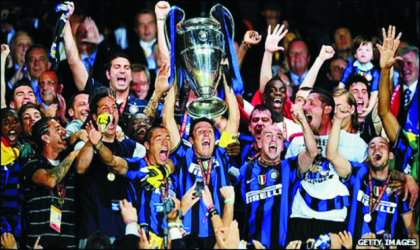 Inter Players and fans jubilating with the European Champion’s trophy after beating Bayern 2-0, yesterday.