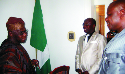 28051002 Former President, Chief Olusegun Obasanjo (left), discussing with Prince Adedapo Adesanmi (middle), National President, “Egbe Omo Yoruba”, Southern Africa Chapter and Mr Jason Osuafor, President, Nigerian Union, SA Chapter at the Nigeria House in Johannesburg. Photo: NAN
