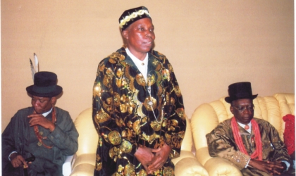 09061002 HRH Ojike Sunday Iginighion Uwema Okpedem clan (centre) speaking, and flanked by HRM King Kaleh Obuge, the Oda Abuan of Abua Kingdom (right) and HRH Thankyou Wariboko Obagama the 4th Uwema Emughan clan, during Oda Abuan’s visit to Okpedem clan, last Saturday. Photo: Egbri A. Sampson