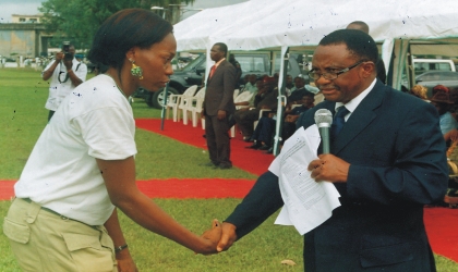 Assistant Director, Central Bank of Nigeria, Rivers State, Barr Ekwebelem Jude (right) congratulating Okereke Prince Adaku, winner of CBN’s Corpers Award, during the passing out ceremony of Batch B, 2009 National Youith Service Corps (NYSC) members at Isaac Boro Park, Port Harcourt, last Thursday.	Photo: Egberi A. Sampson