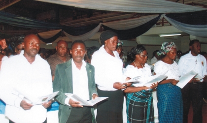 FRED09071002 Cross section of the family of late Chief Anthony Egobueze, former Chairman, Rivers State Civil Service Commission, who was murdered at his residence last month, during the service of songs at Civic Centre, Port Harcourt, on Wednesday. Photo: Chris Monyanaga