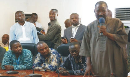 FRED19071001 Chairman, Nigeria Union of Journalists (NUJ), Lagos State Council, Mr Wahab Oba (right), making a speech on behalf of his freed colleagues at Government House, Umuahia, Abia State capital, shortly after regaining their freedom, yesterday.