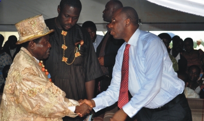 Governor Chibuike Amaechi  of Rivers State (right) exchanging pleasantries with King Prof. T.J.T Princewill, the Amanyanabo of Kalabari Kingdom, during the Governor’s Town Hall meeting in Buguma, Asari -Toru Local Government Area, last Friday.