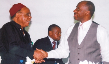 FRED221001 Governor Chibuike Rotimi Amaechi of Rivers State (right) in a handshake with the National Chairman, Forum of States Independent Electoral Commission of Nigeria, Prof S.O.Enejuaiwe, during the formal presentation of a book, ‘Making The Votes Count,’ at the House of Assembly Complex, Port Harcourt, yesterday. Photo: Chris Monyanaga