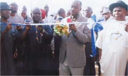 FRED251001 Rivers State Governor, Rt Hon Chibuike Rotimi Amaechi (2nd right), assisted by former SSG, Chief Sampson Agbaru (right), member House of Representative, Hon Andrew Uchendu (left) and Chairman, Emohua Local Government, Engr Emeka Woke, during the commissioning of Emohua Ultra -Modern Market, last Saturday.