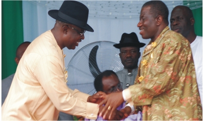 FRED251002 Governor Timipre Sylva of Bayelsa State (left) in a handshake with President Goodluck Jonathan during the President’s visit to Bayelsa State on Friday