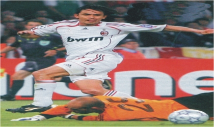 FRED24111003 AC Milan’s Filippo Inzaghi rounding up a goalkeeper