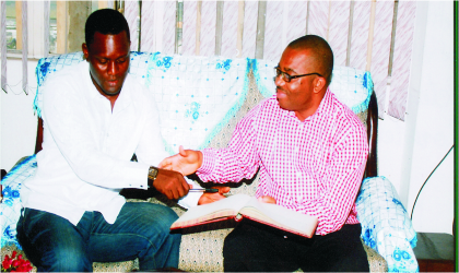 FRED31121002 General Manager, Rivers State Newspaper Corporation, Mr Celestine Ogolo (right) welcoming the chairman, National Youth Council of Nigeria, Opobo/Nkoro LGA chapter, Dr Sofiri Peterside, who paid a courtesy visit to the GM’s office in Port Harcourt, recently. Photo: Chris Monyanaga