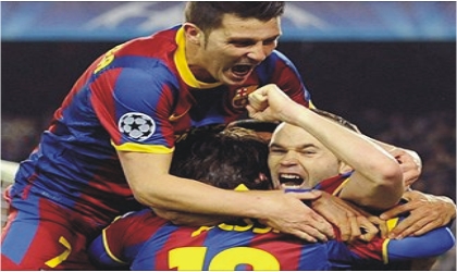 FRED09031103 Barca players celebrating their victory over Arsenal, yesterday at the Nou Camp