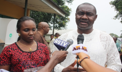 Senator -elect  for Rivers South-East, Hon Magnus Abe with his wife, Barr Bariyaa, addressing journalists during the election at unit 5 ward 10, Bera in Gokana LGA, last Saturday.                       Photo Chris Monyanaga