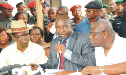 FRED09051101 L-R : Resident Electoral Commissioner for Cross River State, Mr Mike Igini, Returning Officer, Prof. Hilary Edoga and Supervisory Officer, Aniedi Ikoiwak, announcing the results of Imo supplementary governorship election in Owerri , last Saturday