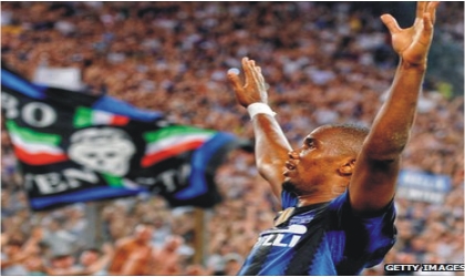 FRED24081103 Samuel Eto’o in one of his glorious celebrations for Inter Milan