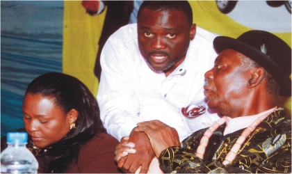 FRED14101101 Amayanabo of Twon Brass and former Military Administrator of old Rivers State, King Alfred Diete-Spiff (right) chatting with state Commissioner for Transport, Hon George Tolofari, during the Skye Bank Savers Promo in Port Harcourt. With them is wife of the Secertary to the State Government, Mrs Stella Feyii, recently