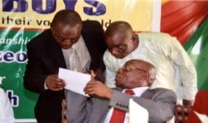 National President, Sancta Maria High School, Omoku Old Boys’ Association, Elder Christian O. Ellah (sitting), conferring with member of Planning Committee, Reception/Award Ceremony of the association, Mr Vincent Ochonma (left) and Mr Chukwudi Imabo, during the event at Delta Hotel, Port Harcourt, last Sunday. Photo: Chris Monyanaga