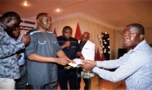 Senator representing Rivers State South East Senatorial District, in the National Assembly, Senator Magnus Abe (2nd left), presenting a cheque to Mr Edwind Oodee (right), during the presentation of financial support to 2013/2014 Law School students, in Port Harcourt, recently. Photo: Chris Monyanaga