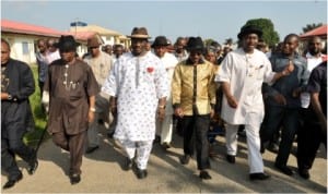 Senator Magnus Abe (3rd right), with Andoni Council Chairman, Orom Nte (5th right), former Rivers State Commissioner for Commerce & Industry, Robert Elleh (middle), G. U. Ake’s PDP faction Organising Secretary, Lucky Ayauwu and former Assembly member, Christian Mba during the senator’s visit to Andoni LGA, recently.