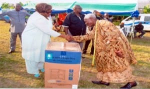 Director of Publication, Rivers State Newspaper Corporation, Mrs Juliet Njiowhor (left), presenting a gift to a retired staff of the corporation, Mr. Olu Jacob Pinnick in Port Harcourt last Saturday