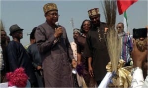 Former National Deputy Chairman, PDP, Dr Sam Sam Jaja (2nd left), with Administrator, Greater Port Harcourt City Development Authority, Dame Aleruchi Cookey-Gam and chairman, House of Representatives Committee on Petroleum (Downstream), Hon. Dakuku Peterside (right), during the declaration of PDP members for APC in Opobo Town, last Thursday