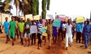 Peaceful protest by youths from Ehingbo area of Omu-aran in Kwara State against five month- power black-out last Monday. Photo: NAN