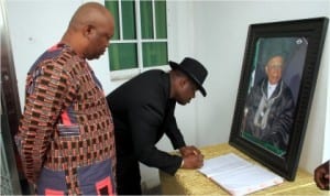 Rivers State Dep Gov , Engr Tele Ikuru, signing the condolence register at the late  Chief Frank Eke residence 
