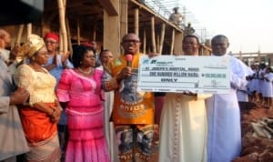 Governor  Peter Obi (middle), with Prof Chinyere Okunna (1st left), Vivian Nwandu (2nd Left), Rev  Fr. Felix Efobi, during the presentation of N100m to Bishop Paulinus Ezeokafor  (2nd right) for ongoing projects at St. Joseph Hospital,  Adazi-Nnukwu, recently. Photo: NAN