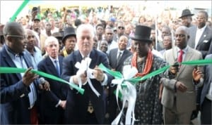 Former Prime Minister of Ireland, John Bruton (middle) cutting the tape to officially inaugurate the Primary Health Centre at Ozuoba in Obio/Akpor LGA. He is flanked by Rivers State Governor, Chibuike Amaechi (right), Nyeweali Akpor Kingdom, Eze Aniele Agbaraka Orlu, (2nd right), former British Foreign Secretary, Jack Straw (2nd left) and Rivers State Commissioner for Health, Sampson Parker, at the commissioning.