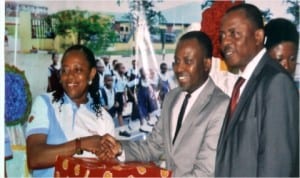 Representative of Shell Managing Director, Dr Amadi Amadi (2nd right) receiving a souvenir from Lady Helen Chike Okwu, during the flag-off of the Shell Safe route to school campaign ar St Andrew State School, Mile I Diobu, Port Harcourt last Wednesday. With them is Mr Edesiri Akpomudjere. Photo: Obinna Prince Dele