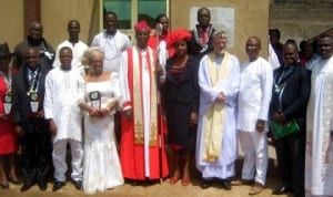 Rt. Rev. Owen Nwokolo, Anglican Bishop of the Diocese on the Niger (middle) and his wife, Dr Elsie (4th right),during his visit to Chapel of Restoration, Onitsha Prisons last Monday. With them are the Anglican Bishop of the Diocese on the Niger in Anambra State.