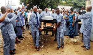 Members of Nigeria Union of Journalists (NUJ), carrying the casket of the former President of NUJ, Mr Ndagene Akwu to NUJ Secretariat in Port Harcourt last Saturday.