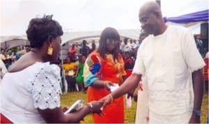 Chief of Staff, Government House, Port Harcourt, Sir Tony Okocha (right) presenting empowerment package from APC Ward 5 Okirika to beneficial market women during the Chief of Staff’s commissioning of water project at the Ward last Friday. Photo: Chris Monyanaga 