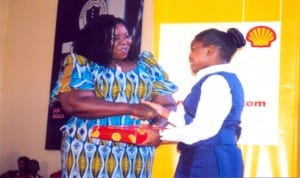 Rivers State Commissioner for Information & Communications Mrs Ibim Semeritari presenting items to another beneficiary of cradle to career scholarship scheme organised by SPDC last Friday at brookstone schl. Igwuruta, Port Harcourt. Photo: Obinna Prince Dele