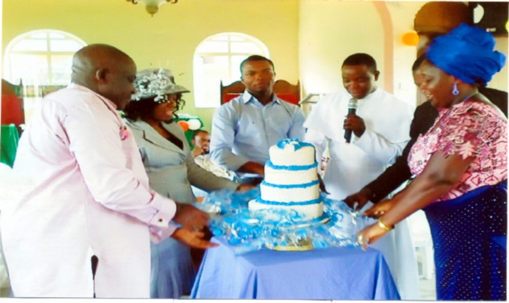 Pastor of Methodist Church, Nigeria, Agip Estate, Port Harcourt, Rev Friday Okafor Chinyere (2nd right), with the Church’s council members, unveiling a cake to mark the 2014 young people harvest thanksgiving service in Port Harcourt last Sunday. Photo: Kanam Nathy Waadu.