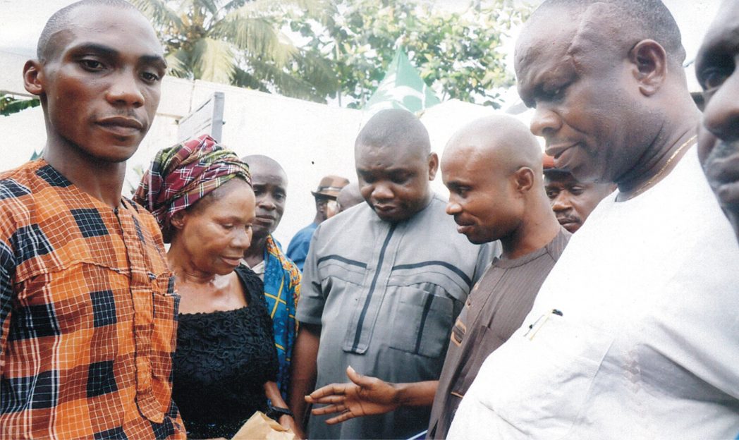 Son of former Editor, The Tide Newspapers, Mr Prestige Tura Gawa (left), his mother, Mrs Eunice Nendo Gawa, Chairman, Ogoni Project 2015, Chief Godwin Bazari (right), Chairman, CTC Gokana LGA, Hon Sylvester Vidin (2nd right) and Mr Kadilo Kabari, during a condolence visit on the family of Late Mr Nendo Gawa in K-Dere community, Gokana LGA of Rivers State, last Saturday