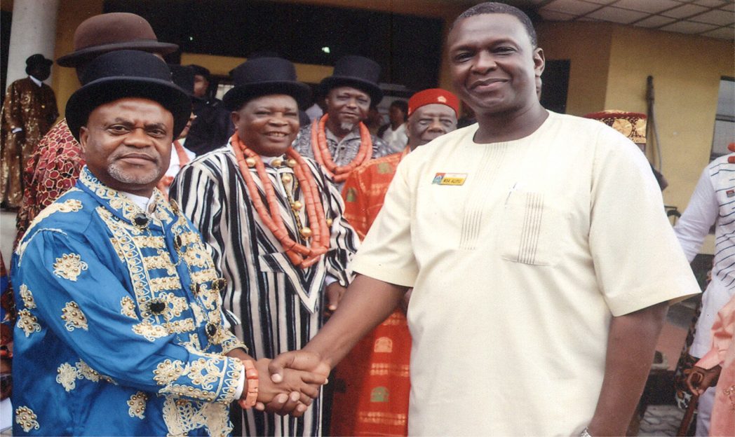Onye Ishi Agwuru, Igbo-Kingdom, HM Eze Dr. Amaechi Ndiwe Samuel (JP) (left) having a handshake with team leader student of the National Defence College Course 23 Geostrategic, Abuja, Brig Gen. Muhammad Aliyu (right) during the student courtesy visit to the Council of Traditional Rulers, recently. Photo: Chris Monaynaga