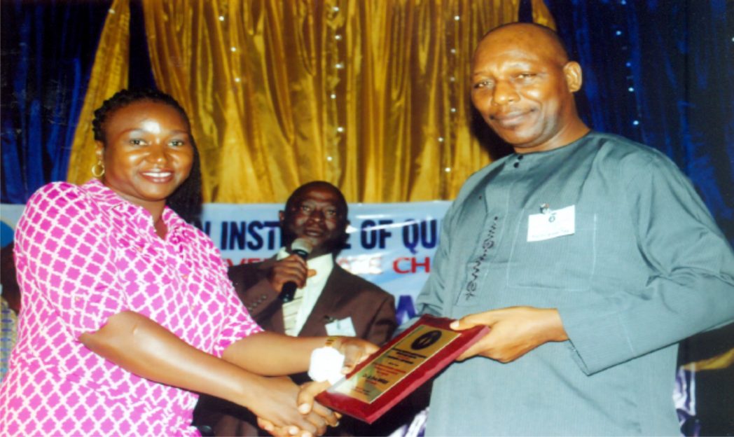 National Zonal Secretary, Women Association of Quantity Surveyors, Ms. Joy Ogbugo (left), presenting an award on behalf of Nigeria Institute of Quantity Surveyors (NIQS), Rivers State chapter to Vice Chairman, NIQS, Rivers State, Mr. Edighoman .I. Ewa (right), during the Institute’s workshop in Port Harcourt, recently. Photo: Egberi A. Sampson