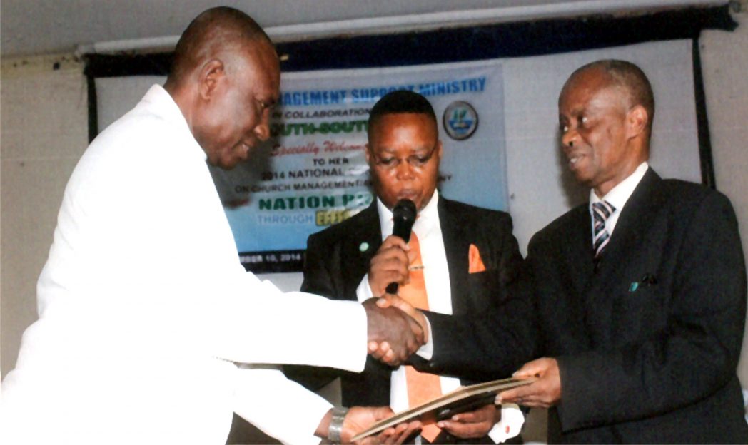 Sub/Proof Editor, Rivers State Newspaper Corporation, Rev Soye Young Itiye who represented the Genera Manager, Mr Celestine Ogolo(left), receiving an award from Sec, South-South CAN,Rev Dr Felix Ekiye (right), during National Conference on Church Management Supporting Ministry in Port Harcourt. With them are Barr Promise Ichegbo