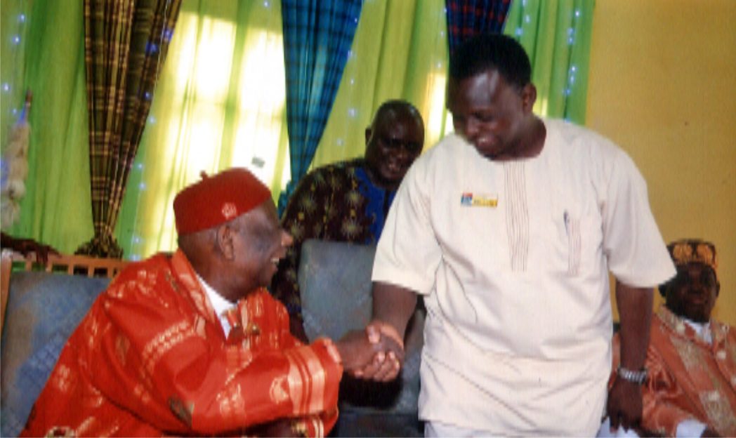 Gbenemene Tai Kingdom, Chairman Rivers State Council of Traditional Rulers, HM King Godwin N.K Giniwa (left) welcoming the Team Leader, National Defence College Course 23 Geostrategic Abuja, Brigadier-General Muhammad Aliyu (right) during a courtesy visit to the Rivers State Council Traditional Rulers office, recently. Photo: Chris Monyanaga