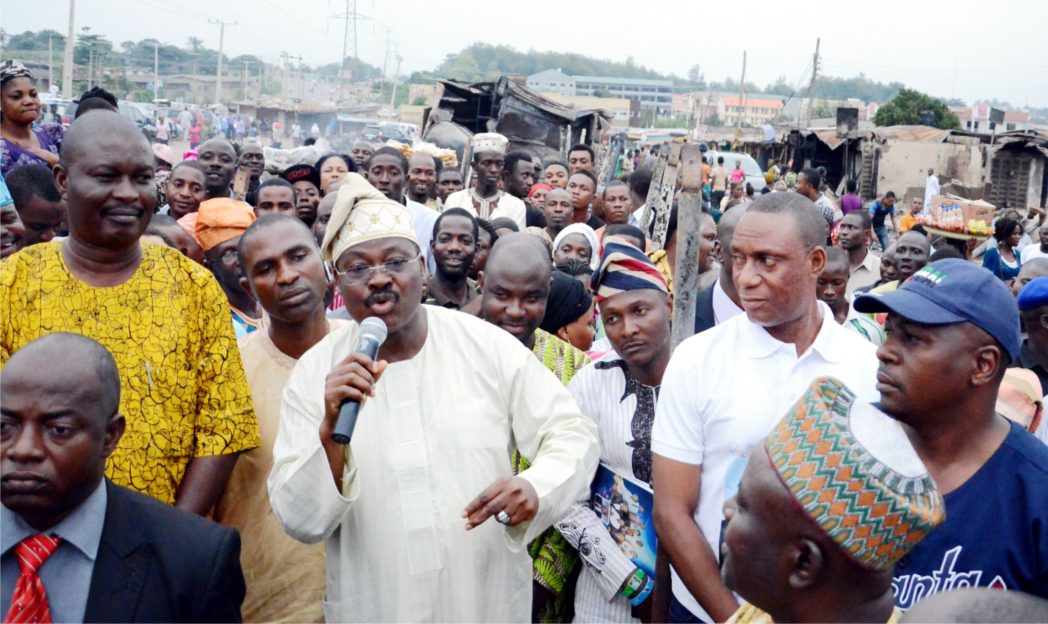 Governor Abiola Ajimobi of Oyo State addresing traders during his visit to Aleshioloye Market which got burnt in Ibadan