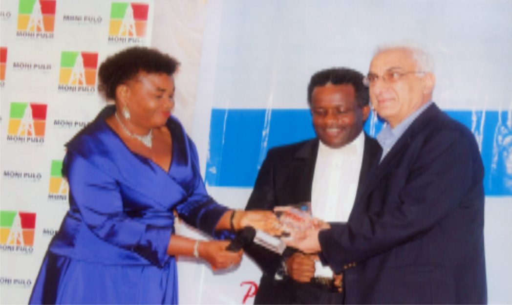 Permanent Secretary of Commerce and Industry, Rivers State, Ms Kadilo Brown (left) presenting an award to Managing Director, Weco, Saaaleh A. Habib (right) during the Garden City Corporate award organised by Ministry of Commerce and Industry in Port Harcourt. With them is President, PHACCIMA, Engr. Emeka Unachukwu. Photo: Egberi A. Sampson