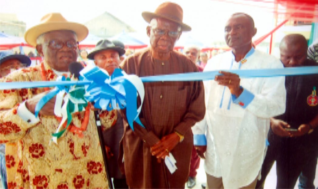 HRH Emmanuel Obudibo, (JP) (left) Amayanabo of Ogoloma, cut the tape to commission an ultramodern market built by Hon Belema Okpokiri, member Rivers State House of Assembly representing Okrika Constituency (right) and Chief (Sir) E. A. G. Inimgbatuboni (middle) Head Chief of Amadi Town, Port Harcourt. Photo: Ibioye Diama