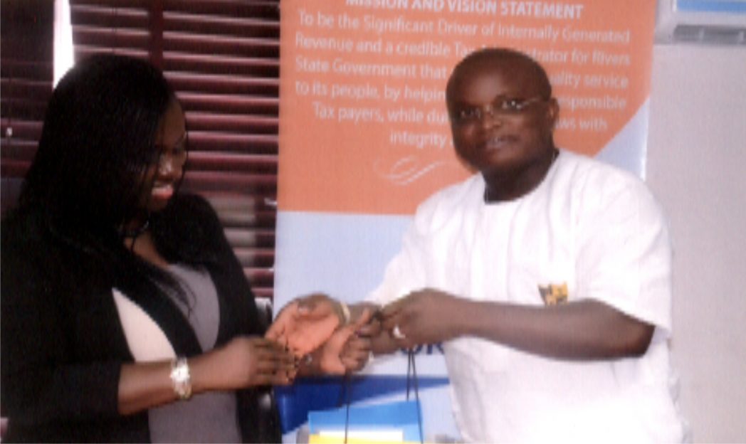 Hon. Josiah Orlu, Chairman House Committee on Revenue, Rivers State House of Assembly, receiving a souvenir from Mrs Onene Osila Obele-Oshoko, Chairman Rivers State Internal Revevue Service during a visit to the committee. Photo: Ibioye Diama