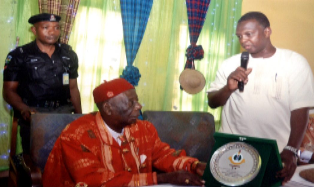 Team leader, students of the National Defence College 23 Geostrategic Abuja, Brig. Gen. Muhammad Aliyu (right) presenting a souvenir to the Chairman, Rivers State Council of Traditional Rulers, HM King Godwin N. K. Gininwa (left) during a courtesy visit by Defence College to the council in Port Harcourt Photo: Chris Monyanaga