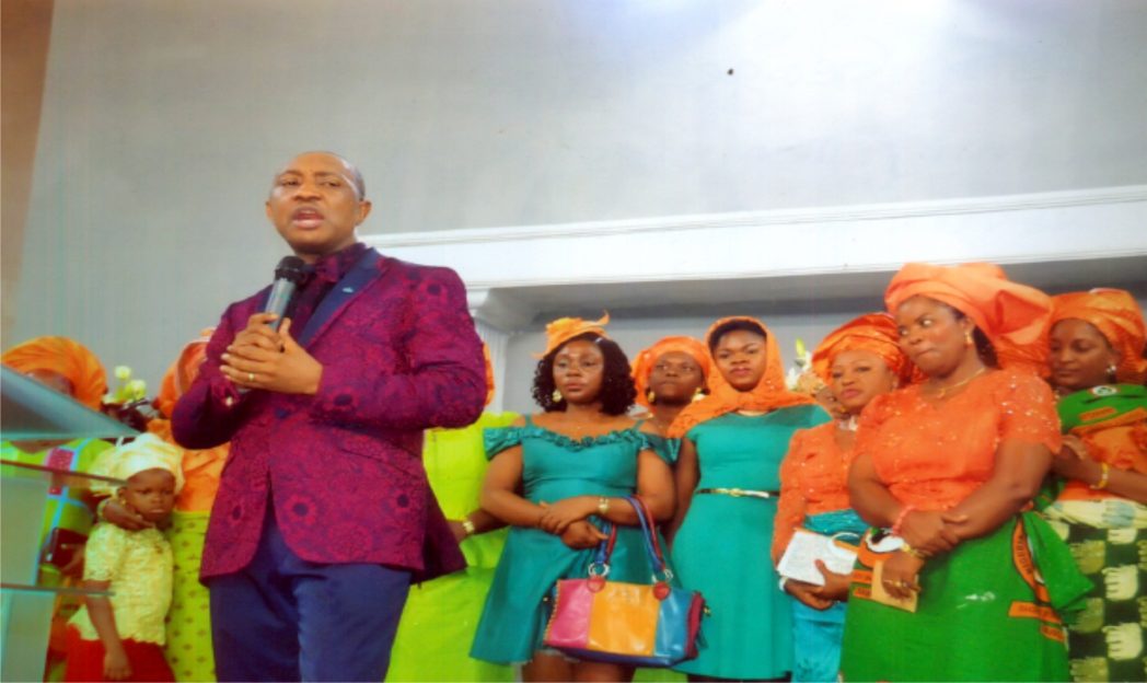 Pastor George Izunwa with Rivers State NAWOJ members during a thanksgiving service at Gateway Int’l Church, recently.Photo: Ibioye Diama