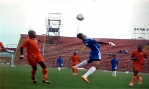 Dolphins’ Christian Pyagbara (middle) stretching to head the ball in between two Leones Vegetarianos players in a Confederation Cup elimination match at the Liberation Stadium, Port Harcourt, on Saturday. 									Photo: Chris Monyanaga